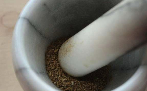 1. Этап. Дижонская горчица: Для придания горчице пряного аромата можно добавить такие специи, как анис и корица. Разотрите их в ступке в порошок. Понадобится буквально одна щепотка.