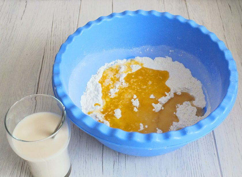 1. Этап. Татарский пирог с творогом: В чашу с мукой добавьте растительное масло, растопленное теплое сливочное масло и дрожжевую смесь.