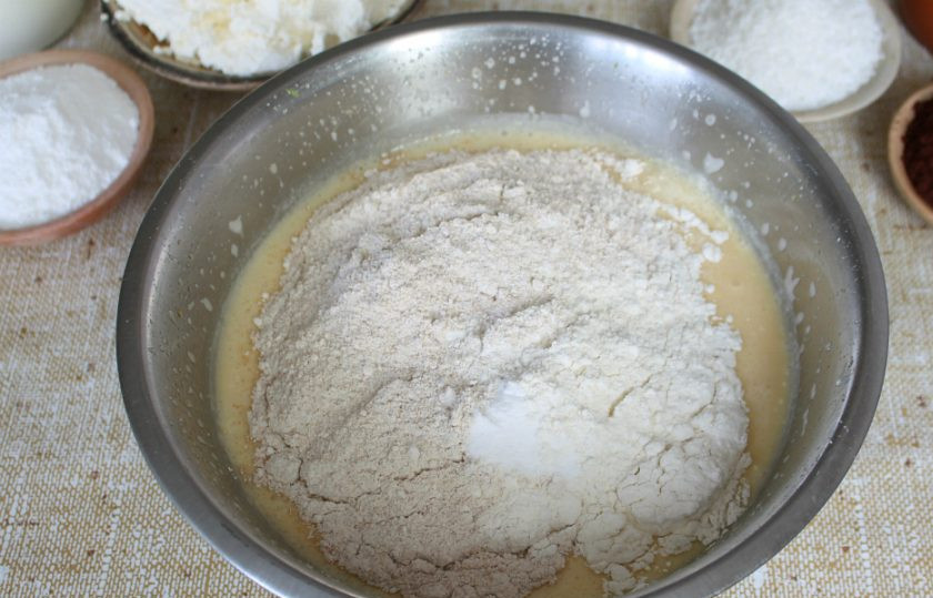 1. Этап. Торт Махровый: Добавляем муку и гашенную соду. Замешиваем тесто.