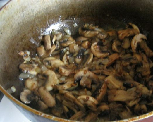 1. Этап. Спагетти под сливочным соусом: 4. Добавляем грибы и жарим вместе с луком до готовности.
