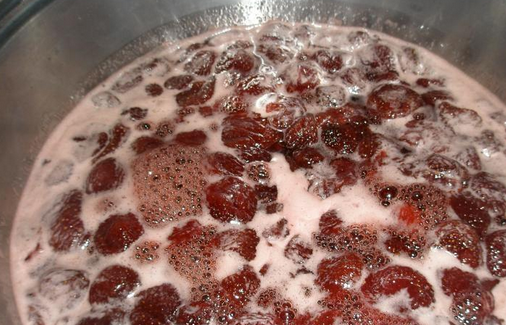 1. Этап. Клубничное варенье на зиму: Повторяем процедуру еще дважды. Сироп должен загустеть. Готовность можно проверить, капнув на блюдце, если капля не растекается - варенье готово!