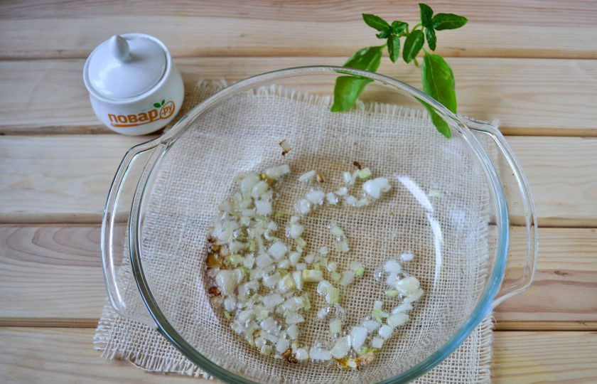 1. Этап. Жаркое из говяжьего фарша, помидоров и фасоли: В толстодонной кастрюле разогрейте растительное масло, добавьте мелко нарезанный лук и чеснок, посолите и поперчите. Готовьте на среднем огне до мягкости лука.