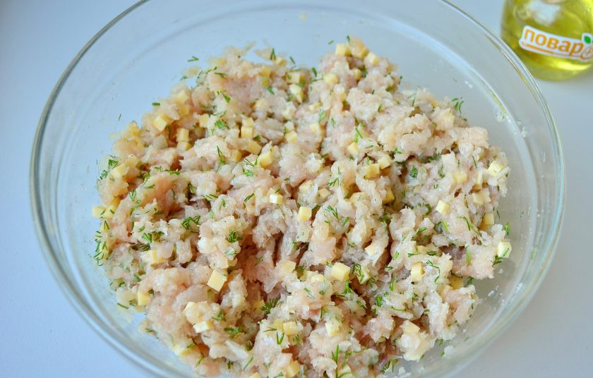 1. Этап. Куриные колбаски с сыром для гриля: 7. Фарш готов.