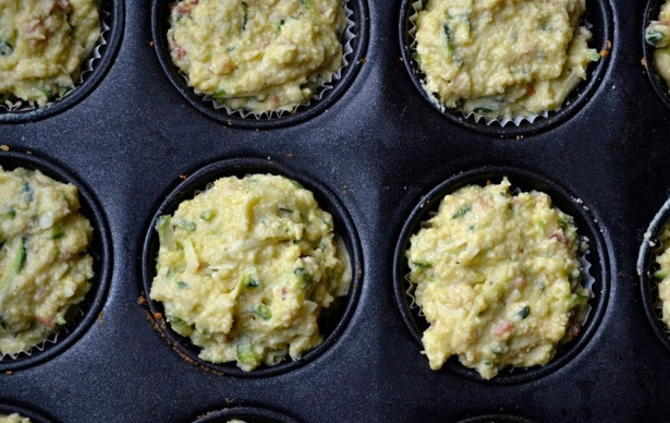 1. Этап. Кабачковые кексы с луком и беконом: 2. Теперь этой массой заполняем формочки. Сверху я будущие маффины посыпала ещё тертым сыром.