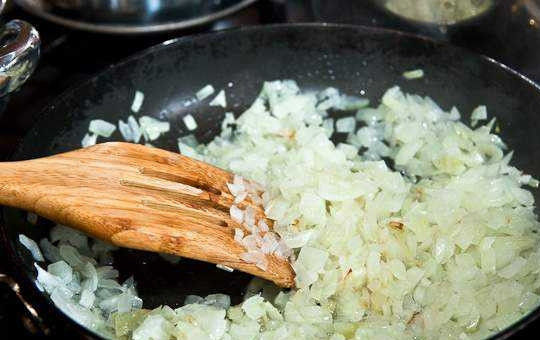 1. Этап. Вкусный рассольник: Почищенный и мелко нашинкованный лук обжарьте в масле в течение 10 минут, постоянно мешая.