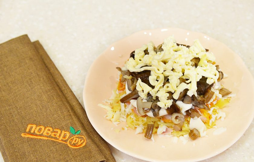 1. Этап. Новогодний салат Хрюшка: 6. Натертый на терке плавленный сыр. Чтобы сыр лучше натирался на терке, положите его в морозилку.