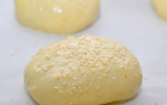 1. Этап. Сдобные пирожки с творогом: По желанию пирожки можно посыпать кунжутом.