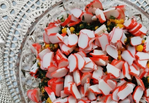 1. Этап. Салат Морской ёж: Крабовые палочки нарезать поперёк волокон на кусочки.