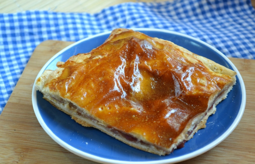 1. Этап. Пирог с малиной из слоеного теста: Запекайте пирог в разогретой до 180 градусов духовке 20 минут.