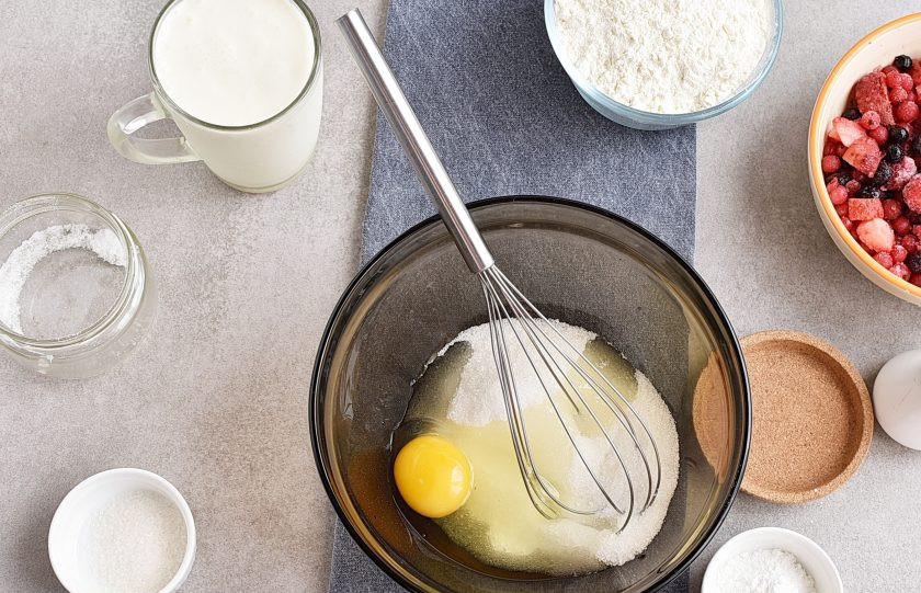 1. Этап. Быстрый пирог с ягодами: Разогрейте духовку до 160 градусов. В глубокой миске венчиком взбейте сахар и яйцо до объединения.