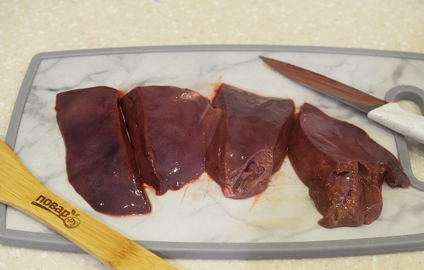 1. Этап. Печень отбивная с луком: 1. Печень можно предварительно вымочить в молоке около часа. Разрежьте как на отбивные и слегка отбейте.