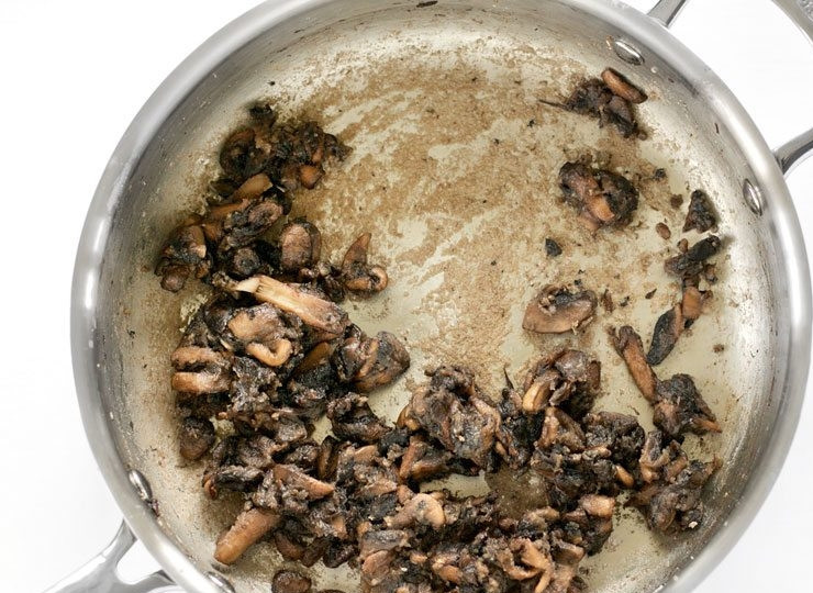 1. Этап. Фетучини со сливочно-грибным соусом: 4. После того как выкипела вся жидкость с грибов, добавьте к ним муку и обжаривайте еще 2-3 минуты.