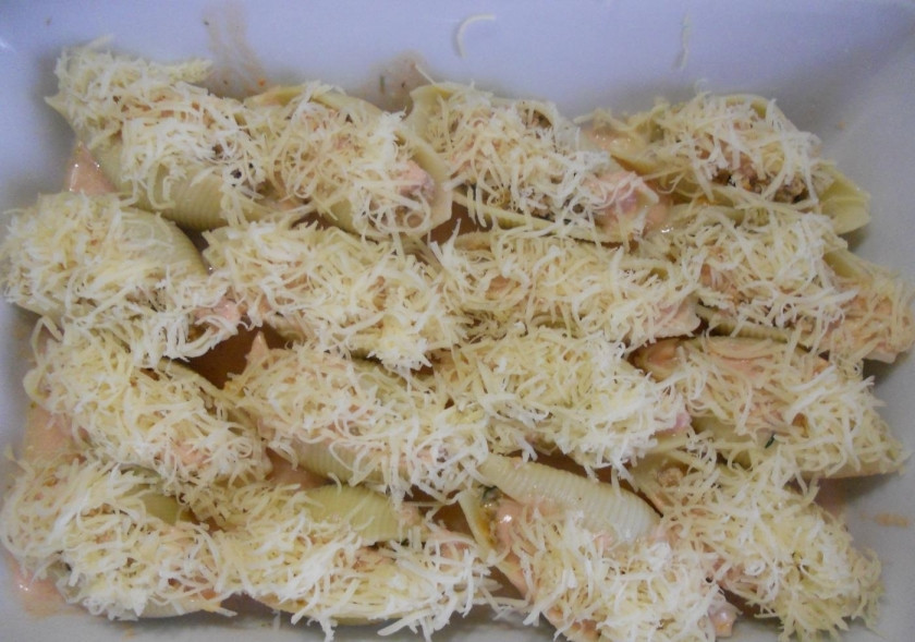 1. Этап. Макароны большие Ракушки с фаршем: 13. Оставшийся соус разбавляю водой, заполняю этой смесью форму с ракушками, сверху посыпаю тертым сыром. Отправляю макароны в разогретый до 180 градусов духовой шкаф на 15-20 минут.