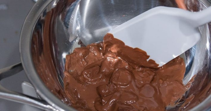 1. Этап. Сладкая шоколадная паста: 1. Разломайте кусочки шоколада и выложите в миску, отправьте шоколад на водяную баню или в микроволновку и прогрейте до растворения, достаньте и хорошенько перемешайте, чтобы растаяли все кусочки.