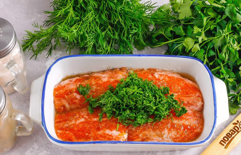 1. Этап. Засолка красной рыбы с укропом: Промойте свежий укроп и измельчите его, высыпьте на рыбу.