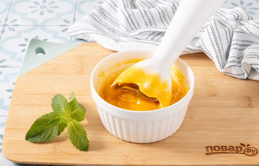 1. Этап. Желе из манго: Измельчите манго до состояния пюре.