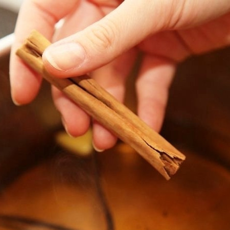 1. Этап. Маринованные сливы: Наконец, добавляем в кастрюльку палочку корицы, после чего помещаем кастрюльку на огонь. Доводим до кипения на среднем огне, после чего делаем огонь медленным и варим еще 10 минут.