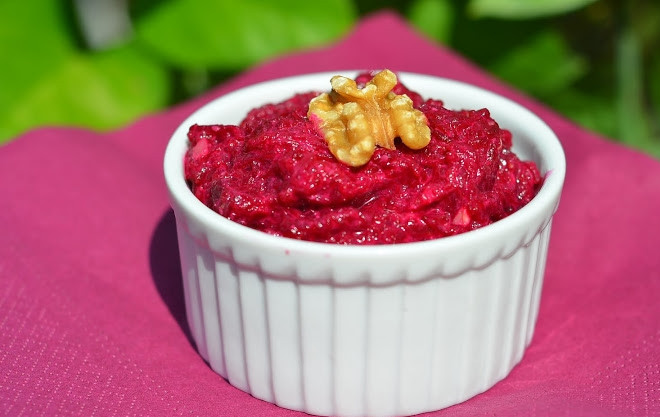 1. Этап. Салат из свеклы вареной: 3. Смешиваю все ингредиенты в салатнике, салат можно подавать сразу, украсив ядром грецкого ореха.