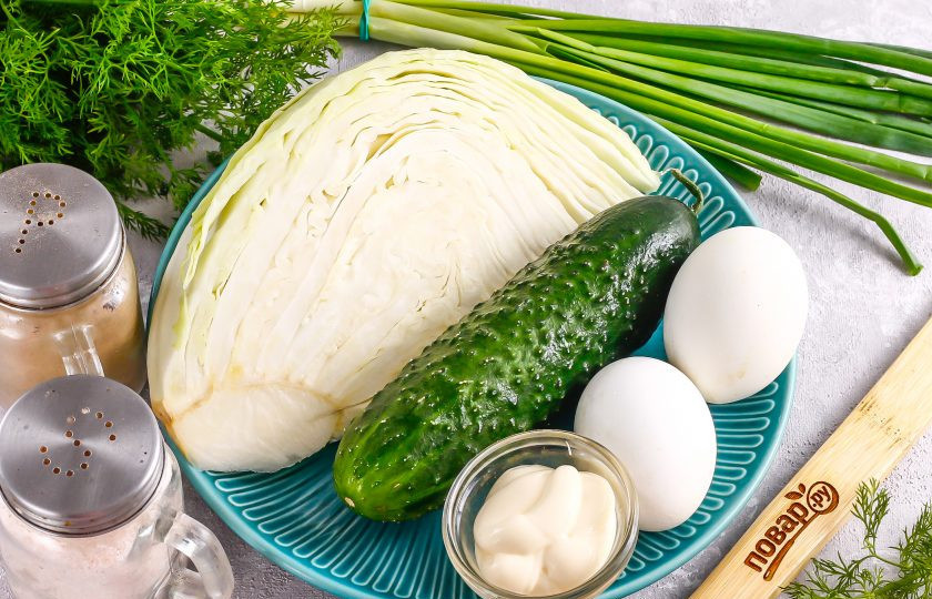 1. Этап. Салат Бело-зеленый: Подготовьте указанные ингредиенты. Куриные яйца заранее отварите в течение 12-15 минут и остудите в ледяной воде.