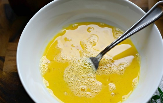 1. Этап. Омлет с пармезаном: 1. Взбейте яйца с солью и перцем.