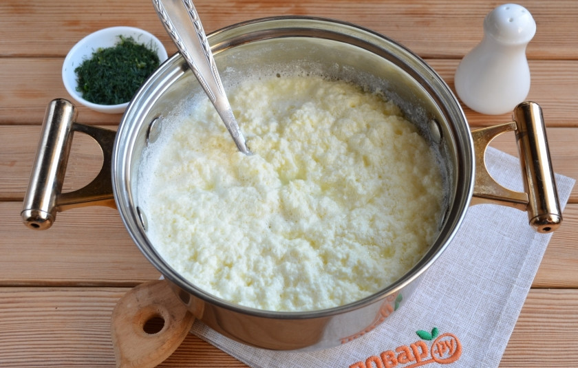 1. Этап. Домашний сыр из молока и сметаны: Оно станет как на фотографии, творожистое.