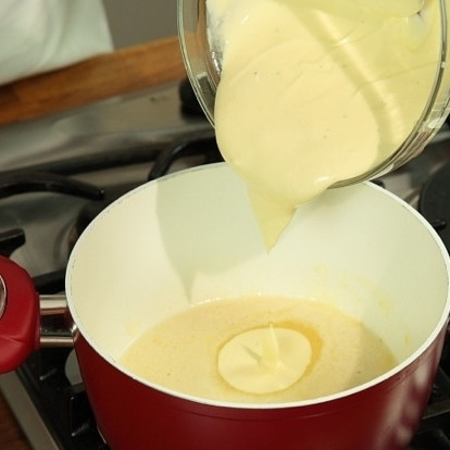 1. Этап. Баранина в йогурте: Добавляем йогурт. Помешивая, варим 5-7 минут на среднем огне.