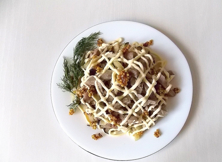 1. Этап. Муравьиная горка: Перемешайте и украсьте сеткой из майонеза и зерновой горчицей.