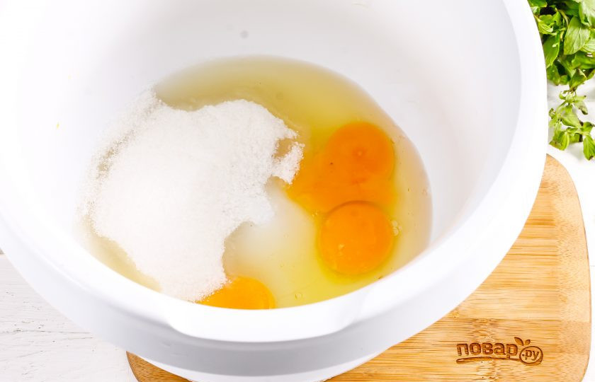 1. Этап. Пирог с айвой на кефире: Куриные яйца взбейте с солью и оставшимся сахаром в пышную пену примерно 3-5 минут на высокой скорости техники: миксера или кухонного комбайна.