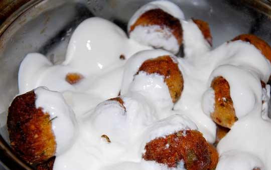 1. Этап. Морковные крокеты: Затем крокеты переложить в тарелку и подавать горячими.