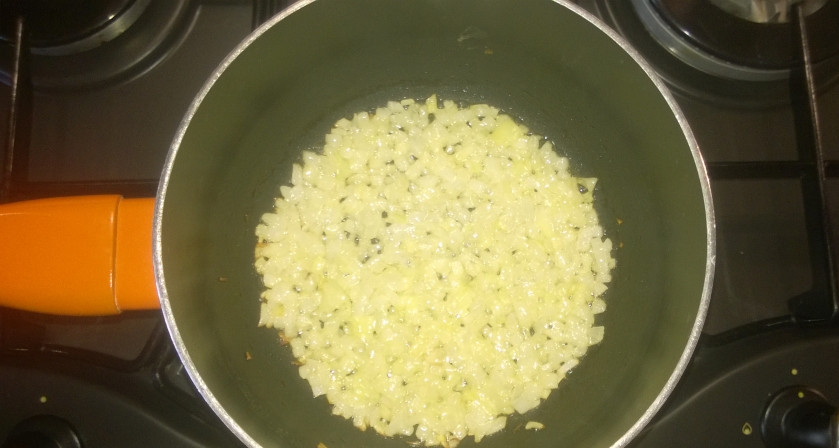 1. Этап. Щука в соусе карри с овощами: 4. Обжарьте его до мягкости на 1 чайной ложке сливочного масла.