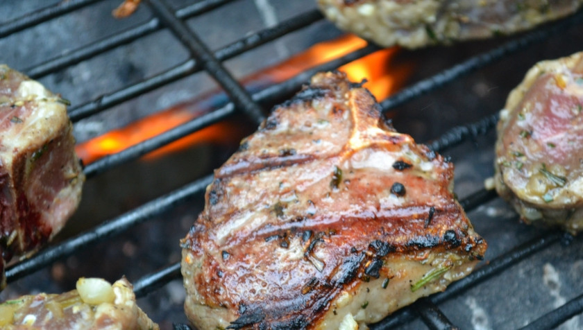 1. Этап. Баранина с розмарином: 3. Теперь на гриле на решетке обжарим каждый кусочек до готовности.