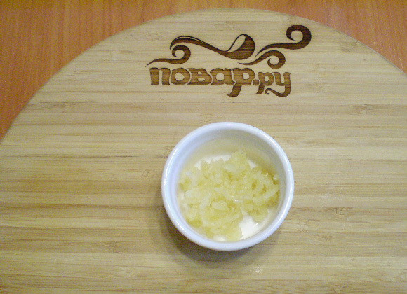 1. Этап. Жареные баклажаны с чесноком и зеленью: 4. Чеснок пропускаем через пресс.