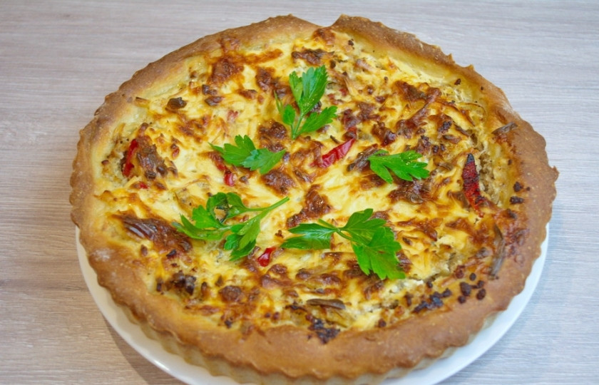 1. Этап. Киш классический: Разогрейте духовку до 180 градусов. Выпекайте пирог в духовке 40 минут (до румяности).