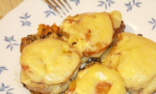 1. Этап. Свинина по-французски с сыром в мультиварке: За несколько минут до готовности присыпаем блюдо тертым сыром. Приятного аппетита!