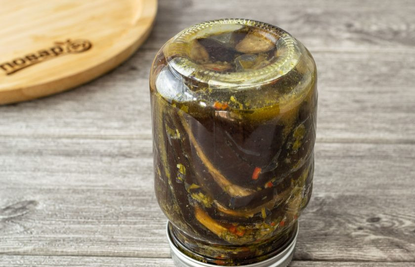 1. Этап. Баклажаны фаршированные на зиму: Плотно герметично закрутите крышку. Банку переверните вверх дном, укутайте в полотенце и оставьте так до полного остывания.