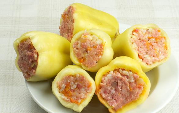 1. Этап. Фаршированный перец классический: Перцы моем, отрезаем у них заднюю часть. Крышечки убираем, а внутрь каждого перца кладем начинку. Начиняем добротно, не жалея.