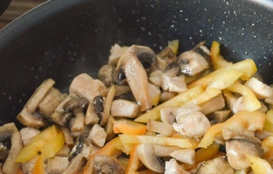 1. Этап. Соба с курицей и овощами: Перец помойте и нашинкуйте тонкими брусочками. Добавьте их в сковороду спустя 10 минут.