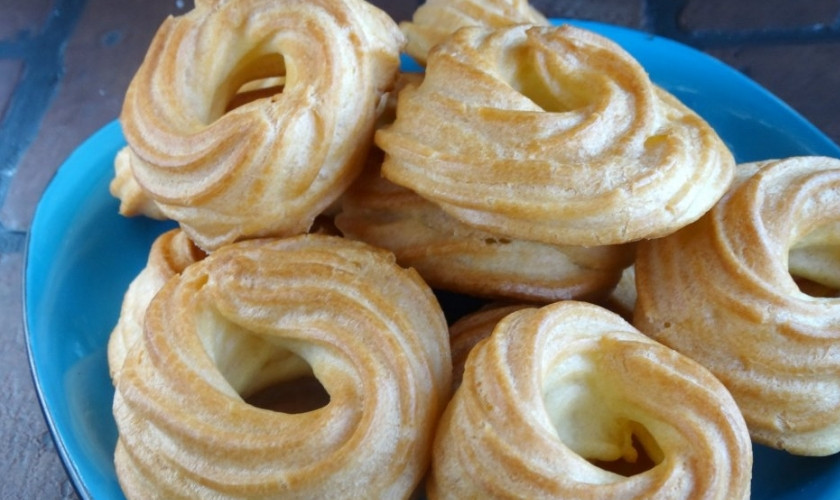 1. Этап. Заварные кольца: 6. Отправляем противень на 15 минут в разогретый до 220 градусов духовой шкаф, затем уменьшаем температуру до 180 градусов и выпекаем еще 15 минут. Вынимаем из духовки и подаем к столу.