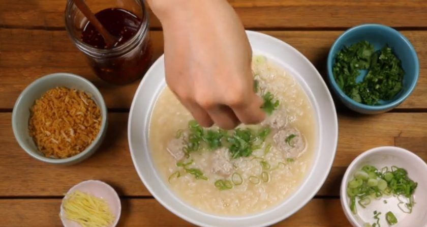 1. Этап. Суп с рисом и жареным яйцом: В тарелку наливайте суп, добавьте мелко порубленную зелень.