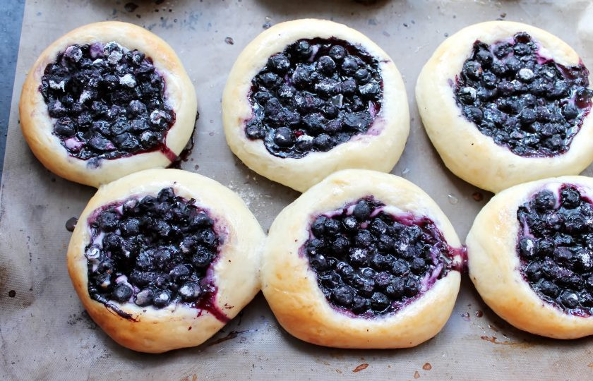 1. Этап. Ватрушки с черникой: Смажьте ватрушки молоком и выпекайте в горячей духовке при температуре 180 градусов в течение 15-20 минут. Достаньте из духовки, смажьте маслом и накройте чистым полотенцем на 10-15 минут.