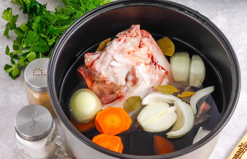 1. Этап. Хаш в мультиварке: Влейте холодную воду. Именно холодную, так как при ее нагревании мясо будет отдавать жидкости свой сок и бульон получится вкусным.