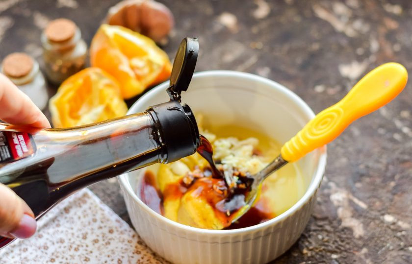 1. Этап. Маринад для свиных ребрышек: Влейте следом ко всем ингредиентам соевый соус.