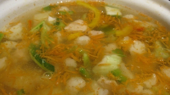 1. Этап. Суп из куриной грудки: Теперь натертую морковку туда же.