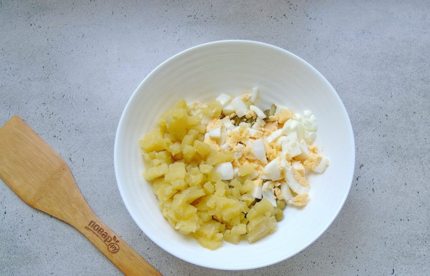 1. Этап. Салат Лада: Картофель сварите в кожуре. Яйца сварите вкрутую. Охладите и очистите то и другое, мелко нарежьте.