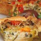 Киш с луком-пореем и грибами Из муки и холодного масла сделать крошку. Я это всегда делаю в блендере, легко и быстро. Добавить два яйца, две ложки холодной воды. Замесить тесто, завернуть его в пищевую пленку и положить в холодильник до тех пор, пока готовится начинка. Лук-порей порезать на тонкие кольца, зеленые листья тоже тонко порезать. На сковороде растопить масло и поджарить порей, периодически помешивая, на среднем огне. Грибы почистить, нарезать на пластины, отправить в сковороду к луку-порею и готовить до мягкости и уменьшения объема грибов. Тем временем натереть сыр на мелкой терке (я брала Эдам). По форме для пирога (у меня прямоугольная 20х30 см) распределить тесто, сделав бортики. Тесто густо наколоть вилкой. В миске взбить два яйца, смешать со сливками (или крем-фреш), добавить половину сыра и лук-порей с грибами. Посолить, поперчить, размешать и вылить на тесто в форму. Сверху разложить половинки помидоров-черри. У меня оставалось немного отваренной брокколи, я ее тоже разложила по поверхности пирога. Сверху все посыпать оставшимся сыром, поставить форму в разогретую духовку и выпекать киш при температуре 190 градусов примерно 40 минут. Готовый киш остудить в форме, потом вынуть из формы. Из формы он выходит без проблем. Вкусно и в теплом, и в холодном виде. Желаю вам приятного аппетита и теплой осени!