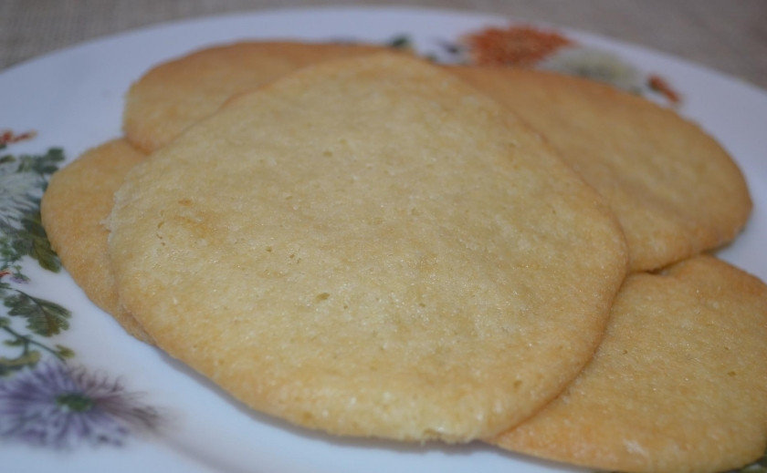 1. Этап. Печенье из майонеза: 6. Отправляю противень в разогретый до 180 градусов духовой шкаф на 10-15 минут. Готовые печеньки перекладываю на тарелку и подаю к столу.