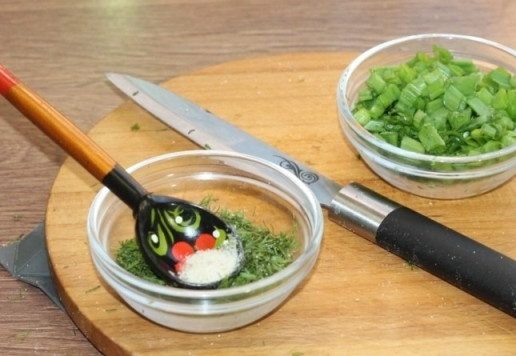 1. Этап. Ленивые пельмени с индейкой и капустой: 8. Мелко рубим зелень: лук зеленый и укроп. Укроп слегка перетираем с щепоткой соли до выделения сока.