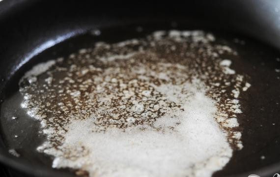 1. Этап. Свиная отбивная: Растопить кусочек сливочного масла.