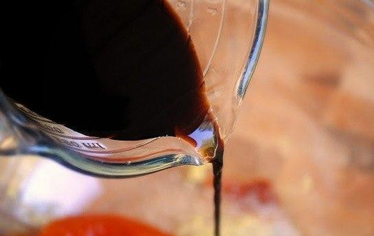 1. Этап. Сладко-острые куриные ножки: Затем в миску добавить бальзамический уксус.