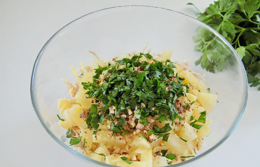 1. Этап. Салат из индейки с ананасом: Зелень добавляйте любую по вкусу, у меня – петрушка.